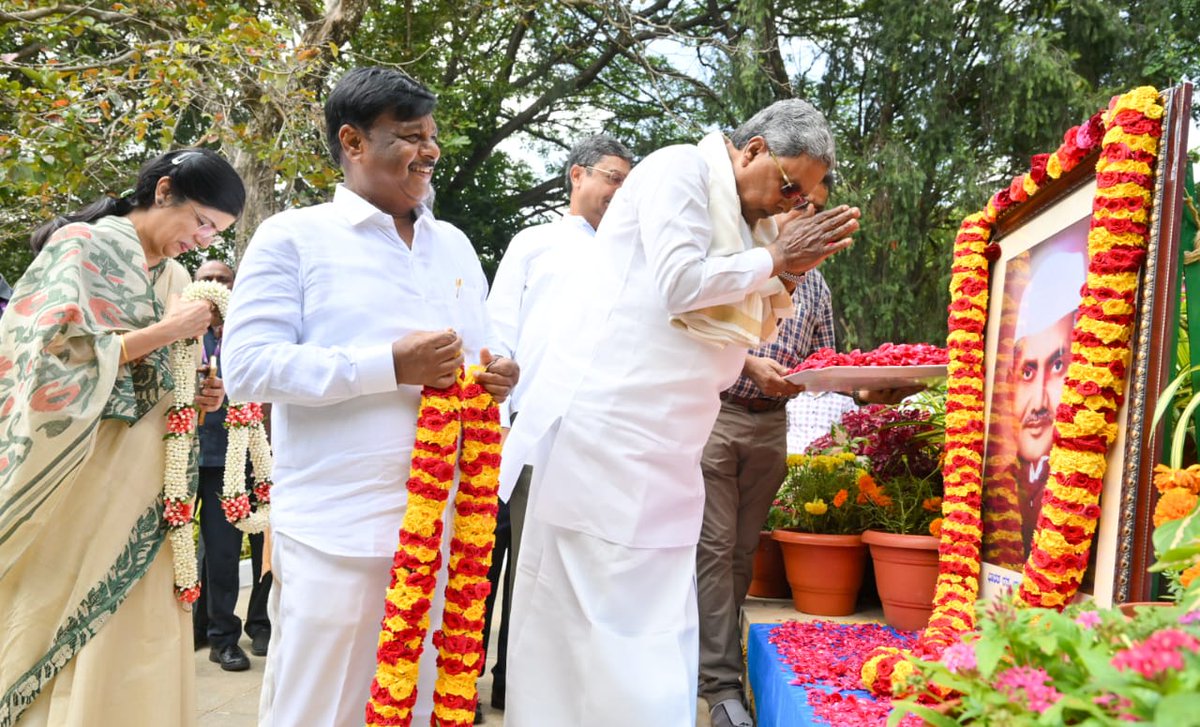 CMofKarnataka's tweet photo. ಮುಖ್ಯಮಂತ್ರಿ @siddaramaiah ಅವರು ಮಾಜಿ ಪ್ರಧಾನಿ ದಿ.ಲಾಲ್ ಬಹದ್ದೂರ್ ಶಾಸ್ತ್ರಿ  ಅವರ 119ನೇ ಜನ್ಮ ದಿನದ ಅಂಗವಾಗಿ ವಿಧಾನಸೌಧದ ಶಾಸ್ತ್ರಿಯವರ ಪ್ರತಿಮೆ ಸಮ್ಮುಖದಲ್ಲಿ ಭಾವಚಿತ್ರಕ್ಕೆ ಮಾಲಾರ್ಪಣೆ ಮಾಡಿ ಗೌರವ ಸಲ್ಲಿಸಿದರು.
ಸಮಾಜ ಕಲ್ಯಾಣ ಸಚಿವ ಹೆಚ್.ಸಿ.ಮಹದೇವಪ್ಪ, ಮುಖ್ಯಮಂತ್ರಿಗಳ ರಾಜಕೀಯ ಕಾರ್ಯದರ್ಶಿ ನಸೀರ್ ಅಹಮದ್ ಸೇರಿ ಹಲವರು ಉಪಸ್ಥಿತರಿದ್ದರು.