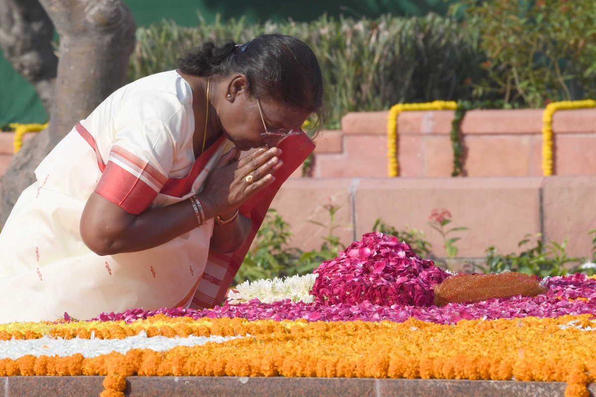 rashtrapatibhvn's tweet photo. President Droupadi Murmu paid tributes to Shri Lal Bahadur Shastri, former Prime Minister of India, at Vijay Ghat on his birth anniversary. https://t.co/QBT2obsioU