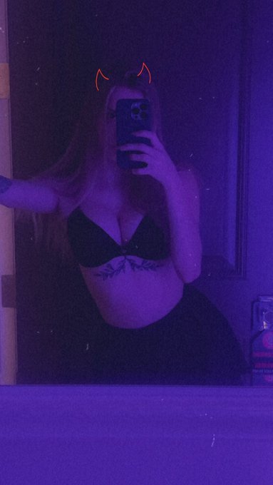 mmm she a devil 😈🔥 https://t.co/7YL0z2gZFu