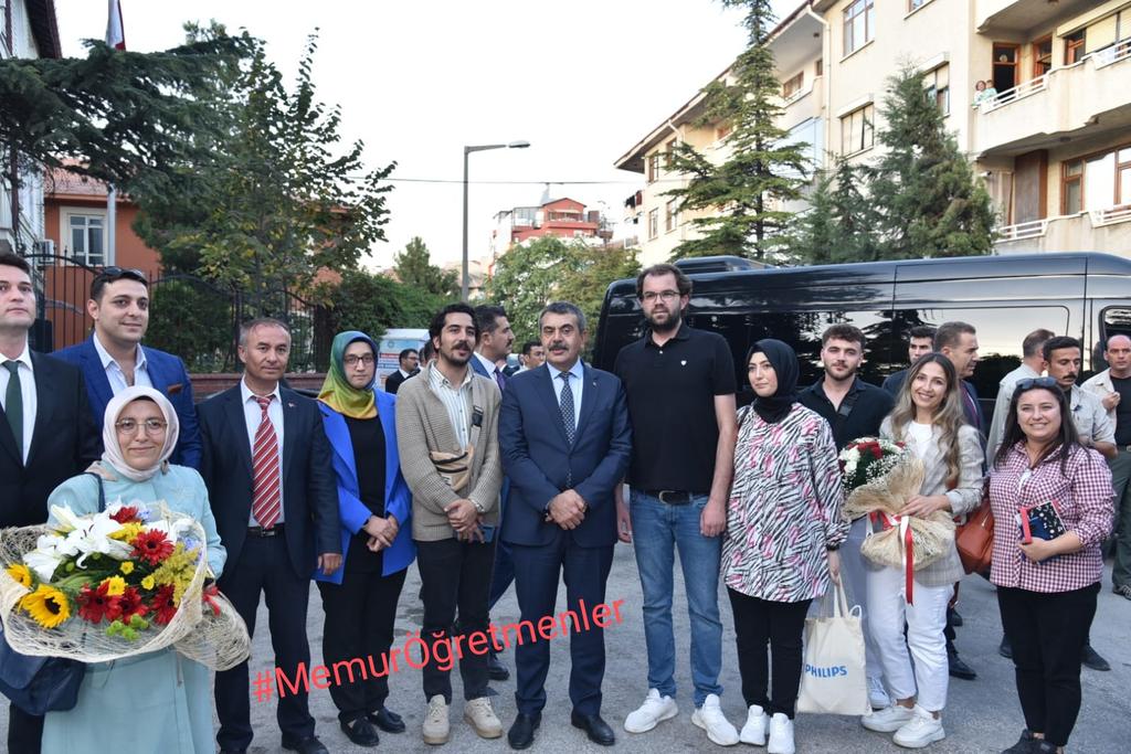 <a href="/Yusuf__Tekin/">Yusuf Tekin</a> Sayın bakanım; bizler çeşitli kamu kurum ve kuruluşlarında görev yapan #MemurÖğretmenler iz.
2012 yılında elimizden alınan kurumlar arası geçişin tekrar açılmasını talep ediyoruz. Tam 11 yıldır devam eden mağduriyetimizin sona ermesi adına sizden müjde bekliyoruz.
<a href="/Yusuf__Tekin/">Yusuf Tekin</a>