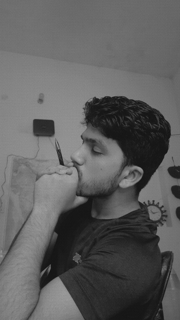 AMAN_SAGAR_12's tweet photo. मर्द को  कैसी  थकान 
पूछता जिम्मेदारियों का आसमान 
छाले भरे पैरौ से भी चलना होगा
मुंह मोड़ लेंगे वरना रिश्ते तमाम☘⚘ https://t.co/EFhDI3axy3