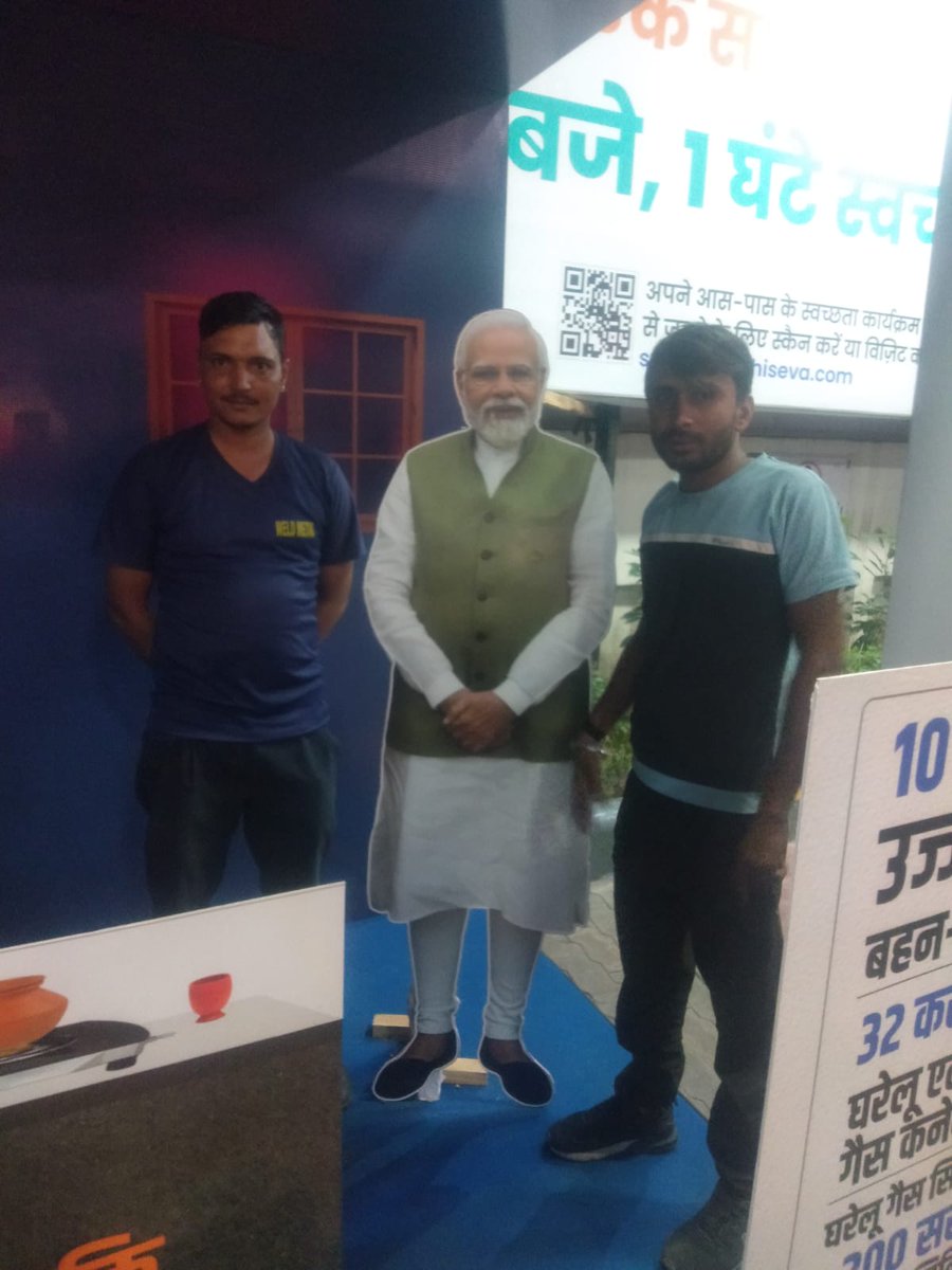 HPCL_JaipurRO's tweet photo. Customers Visiting Pradhan Mantri Ujjawala Yojna Selfie Point at Jaipur Petrol Pump https://t.co/umeogpZWMt