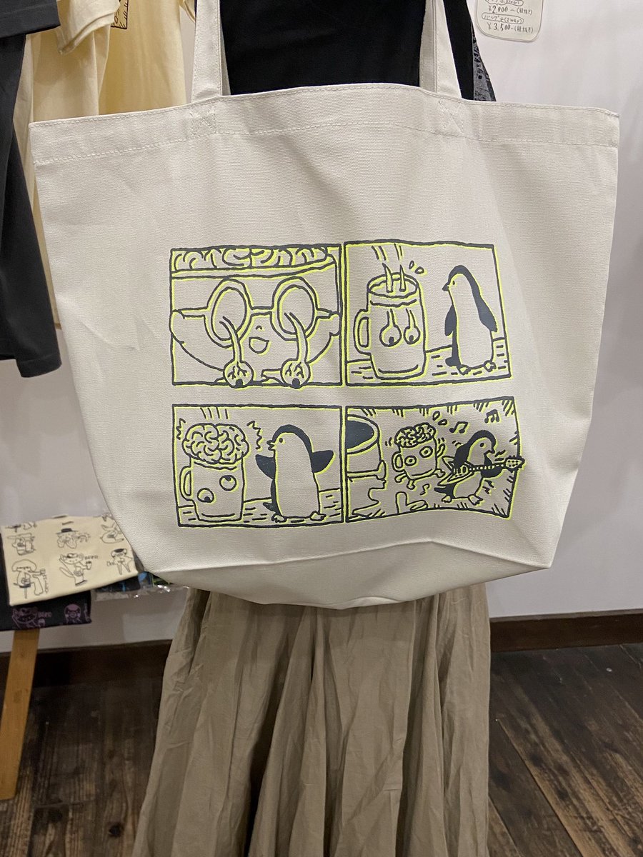ブックギャラリーポポタムさんでの個展
村岡マサヒロ『4コマ君』
作家が在廊する最終日!本日10月2日(月)〜閉店20時まで会場にいます。
(会期は15日まで、要休日確認)
手刷りTシャツとバッグはパターン、カラーいろいろで早い者勝ちですが、一部オーダーも承ります。