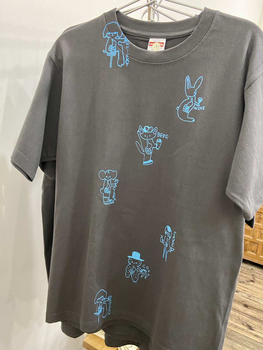 ブックギャラリーポポタムさんでの個展
村岡マサヒロ『4コマ君』
作家が在廊する最終日!本日10月2日(月)〜閉店20時まで会場にいます。
(会期は15日まで、要休日確認)
手刷りTシャツとバッグはパターン、カラーいろいろで早い者勝ちですが、一部オーダーも承ります。