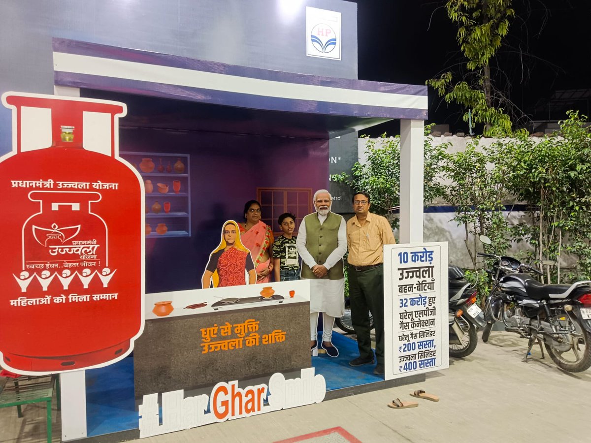 HPCL_JaipurRO's tweet photo. Customers Visiting Pradhan Mantri Ujjawala Yojna Selfie Point at Jaipur Petrol Pump https://t.co/Kc9Vm98JX6