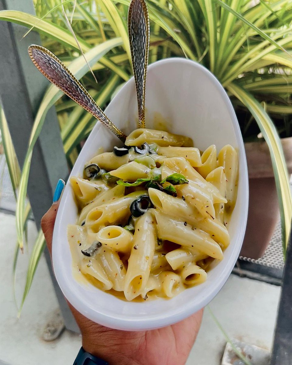 TravelRahee's tweet photo. 🕗 It's food o'clock! 🤤 where flavors come to life at every turn.
.
📍 Sainath Avenue, Abbas Tyabji Rd, Jayesh Colony, Fatehgunj, Vadodara.
.
#dreambeancafe #fatehgunj #fatehgunj_vadodara #foodies #pastalovers #cheesechilligarlicbread #kitkatshake #travelrahee #foodierahee https://t.co/tIVx4DQQFP