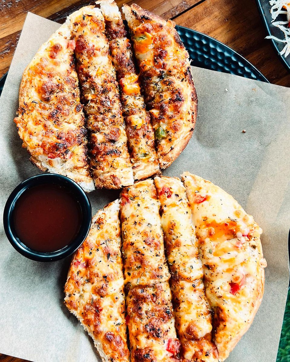 TravelRahee's tweet photo. 🕗 It's food o'clock! 🤤 where flavors come to life at every turn.
.
📍 Sainath Avenue, Abbas Tyabji Rd, Jayesh Colony, Fatehgunj, Vadodara.
.
#dreambeancafe #fatehgunj #fatehgunj_vadodara #foodies #pastalovers #cheesechilligarlicbread #kitkatshake #travelrahee #foodierahee https://t.co/tIVx4DQQFP
