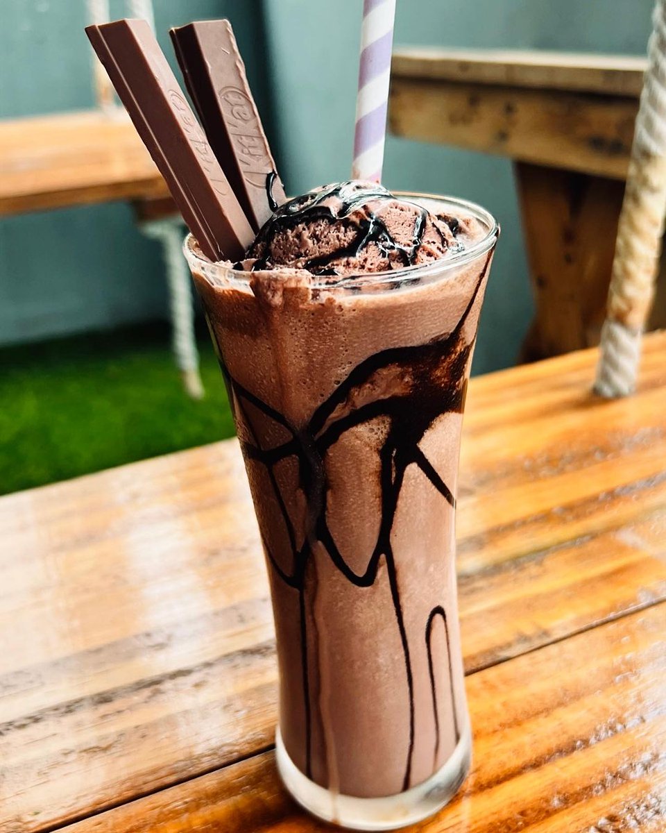 TravelRahee's tweet photo. 🕗 It's food o'clock! 🤤 where flavors come to life at every turn.
.
📍 Sainath Avenue, Abbas Tyabji Rd, Jayesh Colony, Fatehgunj, Vadodara.
.
#dreambeancafe #fatehgunj #fatehgunj_vadodara #foodies #pastalovers #cheesechilligarlicbread #kitkatshake #travelrahee #foodierahee https://t.co/tIVx4DQQFP