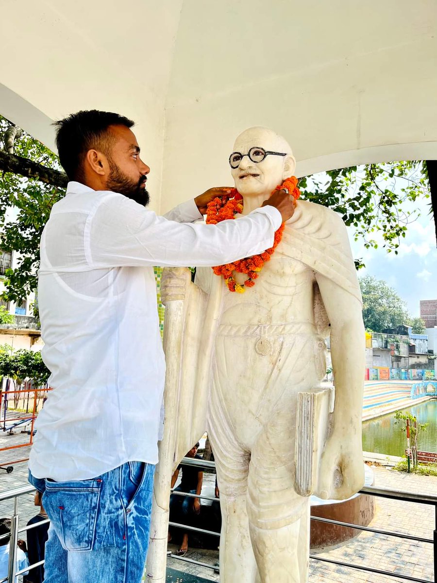 ansari2147's tweet image. अहिंसा के पुजारी भारत को अंग्रेजी हुकूमत से आजादी दिलाने वाले महान व्यक्तित्व राष्ट्रीय पिता महात्मा गांधी जी की जयंती पर खेराजे अकीदत
#महात्मा_गांधी