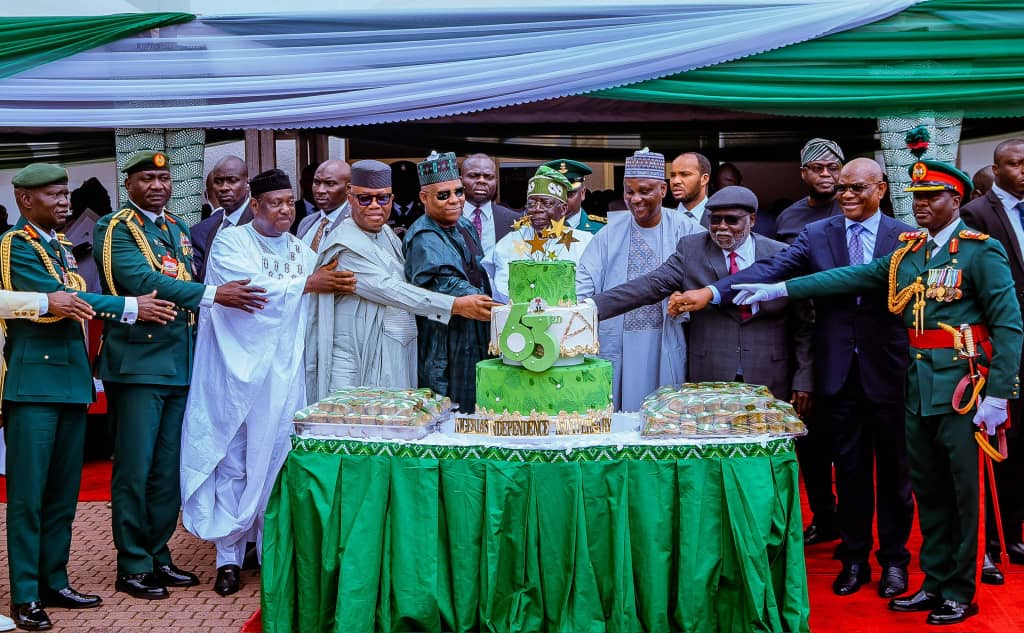 TeamKashim's tweet photo. President Bola AhmedTinubu, joined by Vice President Kashim Shettima on Sunday led the nation’s Service Chiefs and other top government officials as well as members of the diplomatic corps among others to mark the country’s 63rd independence anniversary in the Presidential Villa. https://t.co/HQcqQ0KDkC