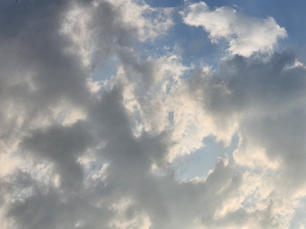 jyotiartists's tweet photo. #sky #SkyForce #sky #skyexpress #train #clouds_train #js_captures https://t.co/6ckLqo6NqU