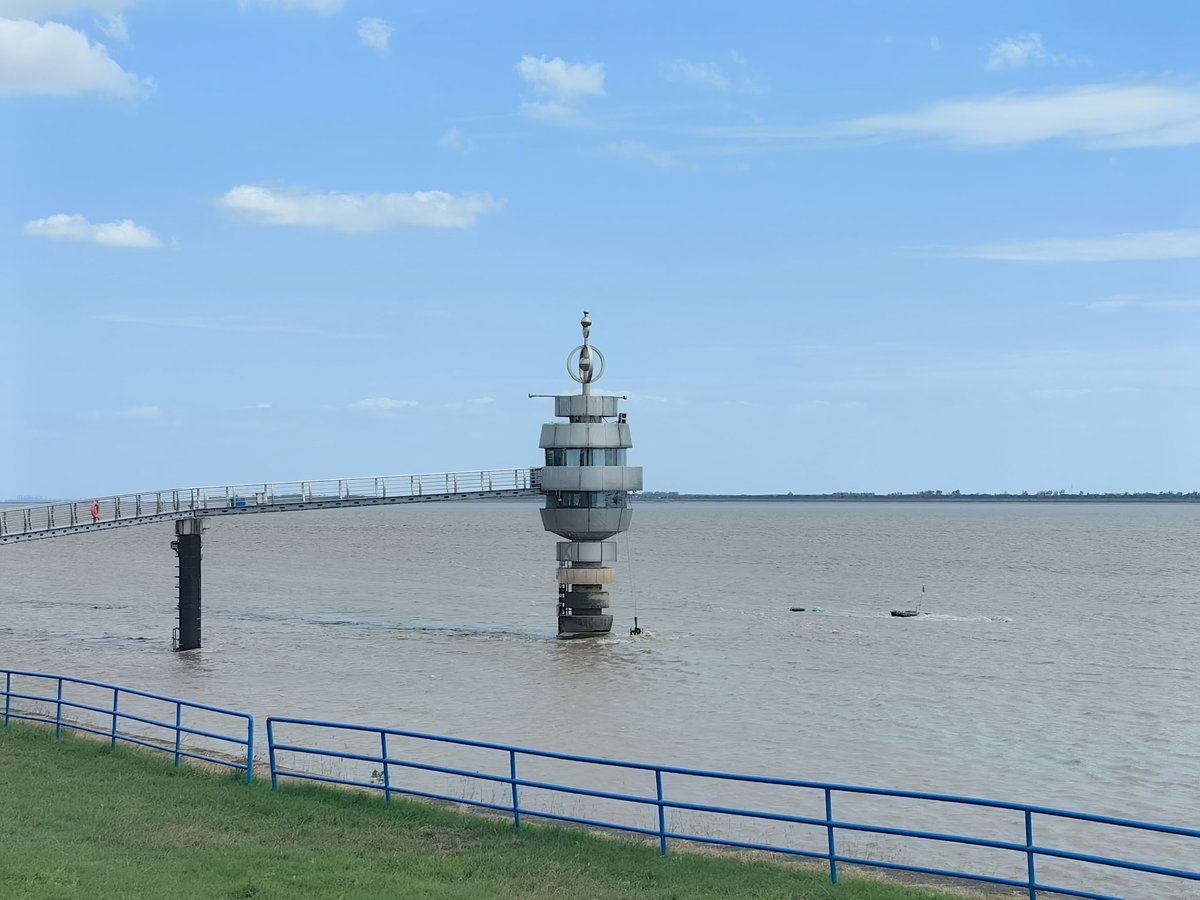 天下の奇観銭塘江の大潮、空は青く草は緑だが水は黄色だ。The Qiantang River Tide is a wonder of the world, with blue sky and green grass, but the water is very yellow.钱塘江观潮有感：天蓝、草绿、水很黄。#大美中国 #美丽浙江 https://t.co/wLrlEZ185b
