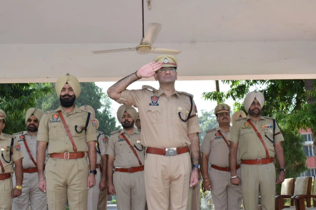 RupnagarPolice's tweet image. Today Rupnagar Police has conducted the General Parade at Police Line Rupnagar to strengthen the efficiency, discipline and physical skills of the police force.  SSP Rupnagar has inspected the parade.
#GeneralParade