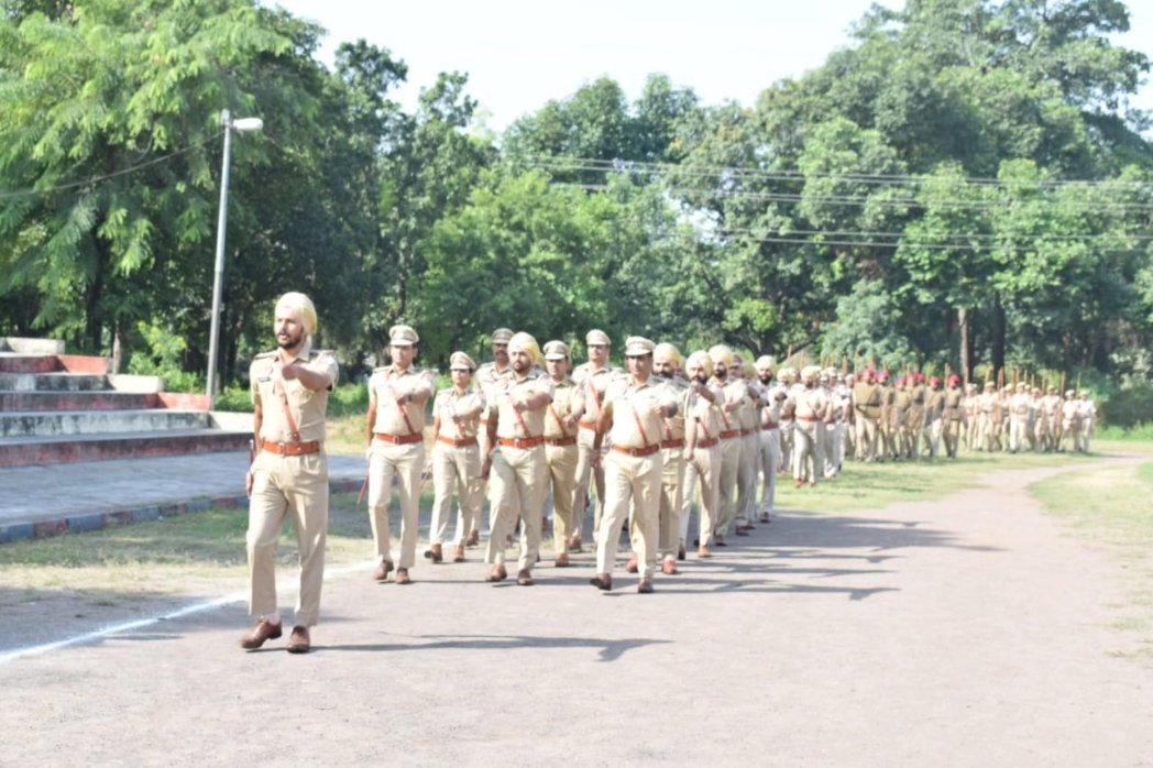 RupnagarPolice's tweet image. Today Rupnagar Police has conducted the General Parade at Police Line Rupnagar to strengthen the efficiency, discipline and physical skills of the police force.  SSP Rupnagar has inspected the parade.
#GeneralParade