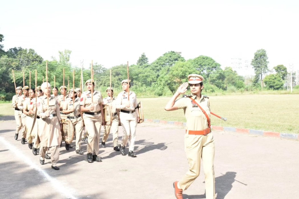 RupnagarPolice's tweet image. Today Rupnagar Police has conducted the General Parade at Police Line Rupnagar to strengthen the efficiency, discipline and physical skills of the police force.  SSP Rupnagar has inspected the parade.
#GeneralParade