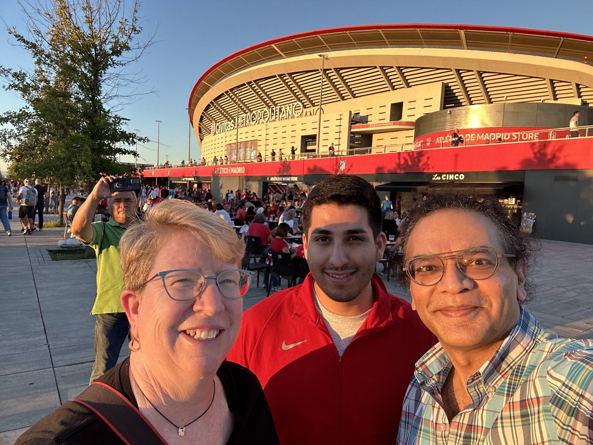 indygupta's tweet photo. Olé! With #IllinoisMafia at Atlético Madrid vs Cadiz CF game! Down 0-2 within the first few minutes, home team Atlético came back 3-2. With @fcifuen1 , Robin Kravets.
@IllinoisCS represent at #Mobicom2023! https://t.co/9GmsxJ8kiE