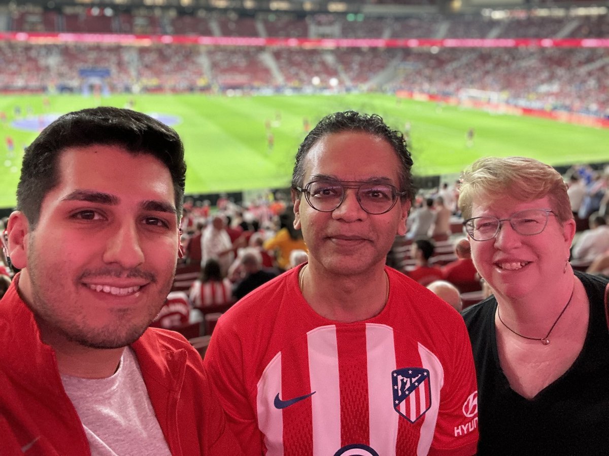indygupta's tweet photo. Olé! With #IllinoisMafia at Atlético Madrid vs Cadiz CF game! Down 0-2 within the first few minutes, home team Atlético came back 3-2. With @fcifuen1 , Robin Kravets.
@IllinoisCS represent at #Mobicom2023! https://t.co/9GmsxJ8kiE