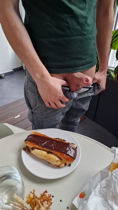 A table, le repas est servi 😈 #maqueue servira de mise en bouche  @maqueuecom @BelgianCocks https://t<a href="/tag/maqueue"class="tags">#maqueue</a>