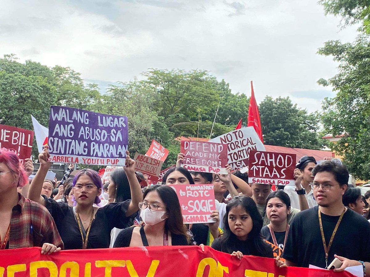 pupcocdakom's tweet photo. 𝗛𝗔𝗣𝗣𝗘𝗡𝗜𝗡𝗚 𝗡𝗢𝗪 | Bitbit ang kanilang mga hinaing, ilang grupo ng mga student council ng iba’t ibang departamento ang kasalukuyang nagsasagawa ng protesta sa PUP university avenue bilang kaisa sa mga programa ngayong Balik Sinta. https://t.co/hM6GyduIBR