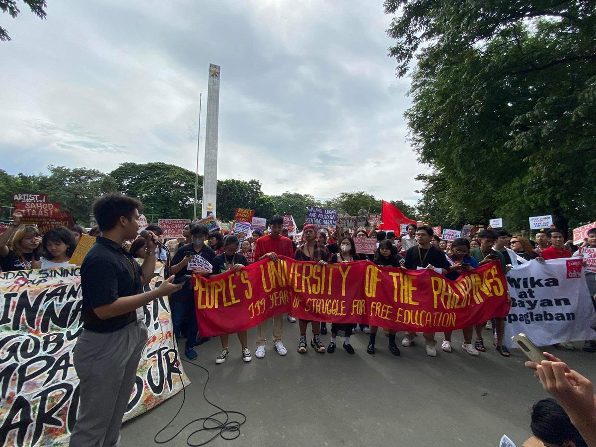 pupcocdakom's tweet photo. 𝗛𝗔𝗣𝗣𝗘𝗡𝗜𝗡𝗚 𝗡𝗢𝗪 | Bitbit ang kanilang mga hinaing, ilang grupo ng mga student council ng iba’t ibang departamento ang kasalukuyang nagsasagawa ng protesta sa PUP university avenue bilang kaisa sa mga programa ngayong Balik Sinta. https://t.co/hM6GyduIBR