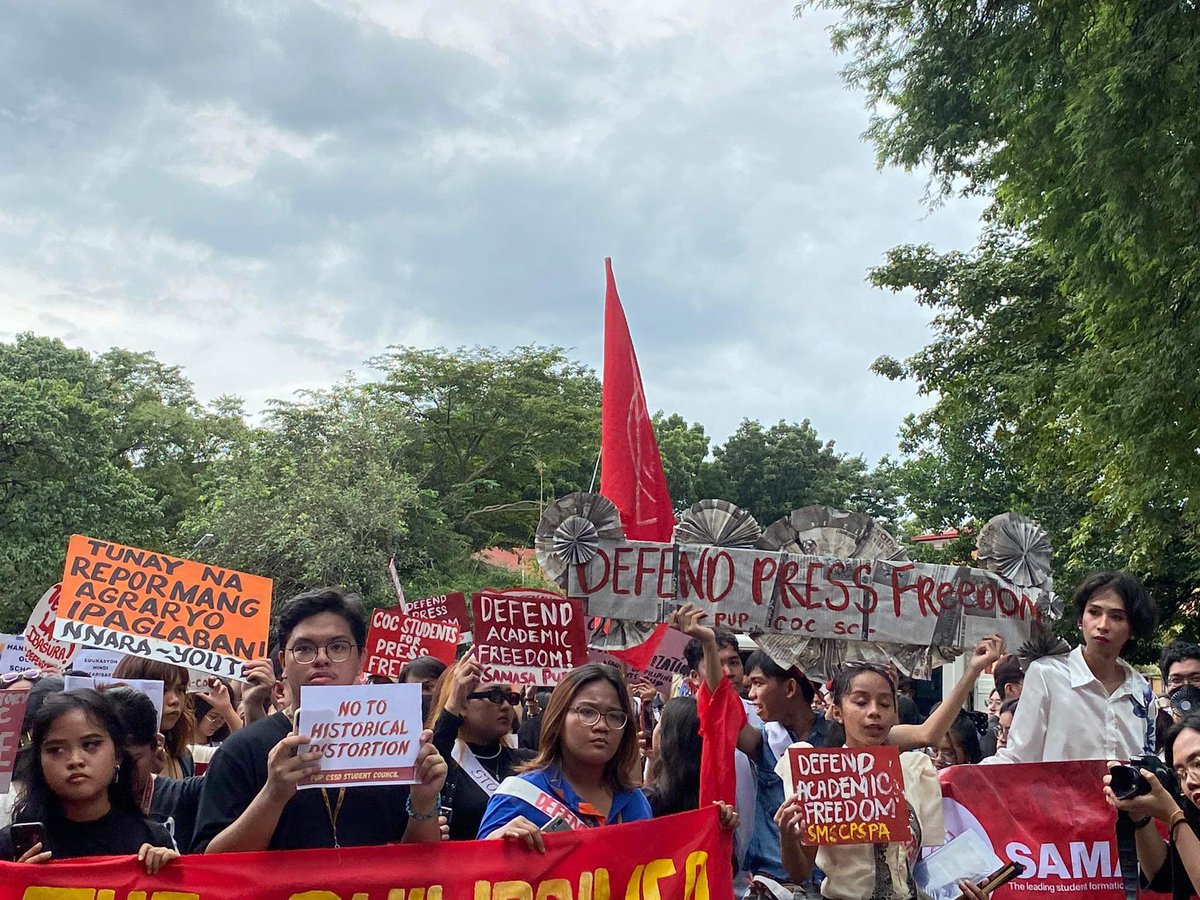 pupcocdakom's tweet photo. 𝗛𝗔𝗣𝗣𝗘𝗡𝗜𝗡𝗚 𝗡𝗢𝗪 | Bitbit ang kanilang mga hinaing, ilang grupo ng mga student council ng iba’t ibang departamento ang kasalukuyang nagsasagawa ng protesta sa PUP university avenue bilang kaisa sa mga programa ngayong Balik Sinta. https://t.co/hM6GyduIBR