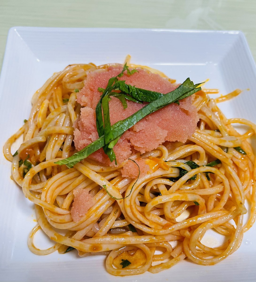 この前食べたタラコトマトスパがうま過ぎたので米粉パスタで再現してみました！米粉パスタは茹で時間が２分と短く硬くなりやすいので難しかった😭　イタリアンパセリ無かったので大葉、タラコは北海道産を三腹。盛り付け時はトングがあった方が良いと感じた！何回か作って完成度高めて行きたい😤