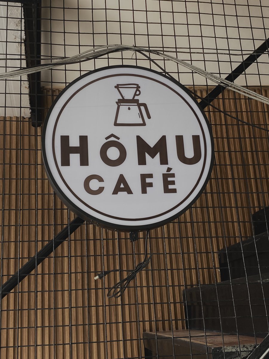 izhdaily's tweet image. 〔 📁 〕  study space recommendation . 01

name : hômu cafe

location : leonard wood road, baguio city [at the top floor of a building there, its very visible naman from the outside]

type : cafe

𐄹 .  #studyspace #izhrecommends