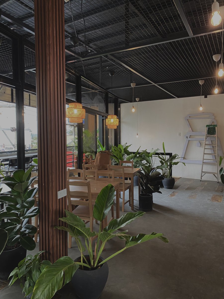 izhdaily's tweet image. 〔 📁 〕  study space recommendation . 01

name : hômu cafe

location : leonard wood road, baguio city [at the top floor of a building there, its very visible naman from the outside]

type : cafe

𐄹 .  #studyspace #izhrecommends