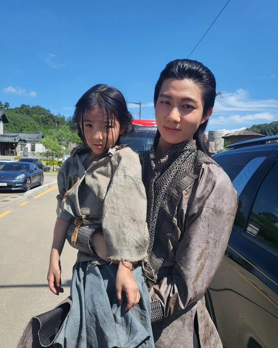 kidohunforever's tweet photo. I think yangcha is more handsome in real life 😍😁

#아라문의검 #ArthdalChronicles_TheSwordofAramun
#장동건 #이준기 #신세경 #김옥빈
#tvN #스트리밍은 #kidohun #kidohoon #기도훈 #이준기 #신세경 #김옥빈 #장동건 #yangcha https://t.co/2RIaOMmSh1