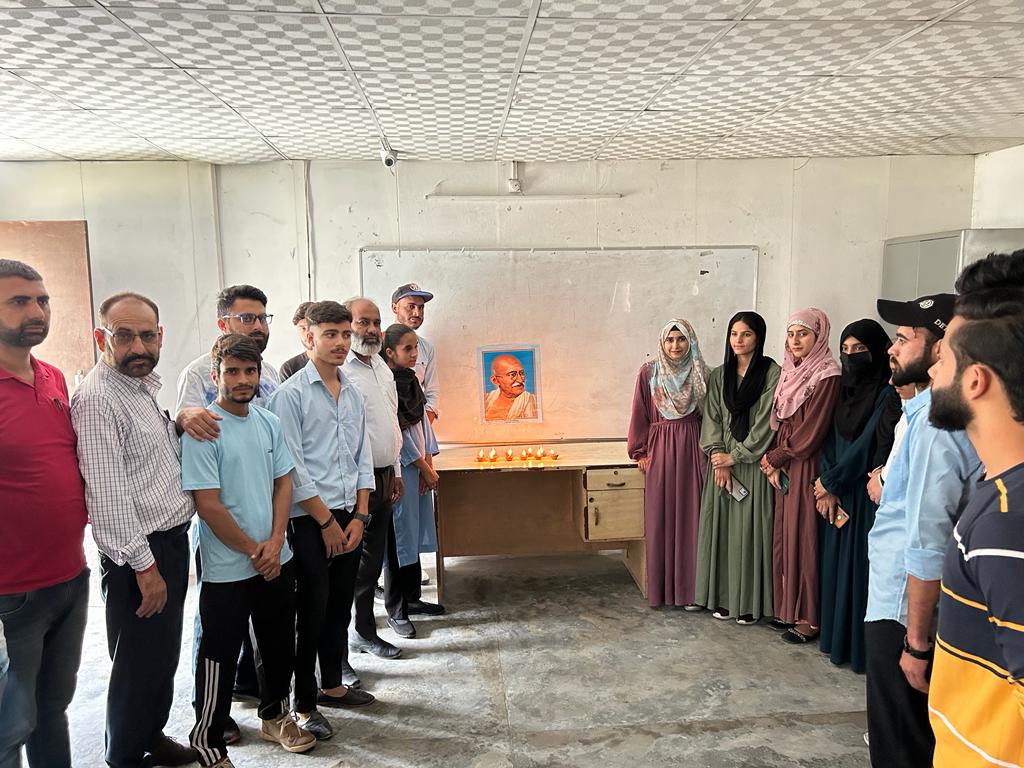 DIPRRambandic's tweet photo. #EkTareekhEkGhanta #GarbageFreeIndia #SHS2023
#SwachhJK
#ODFPlusJK
@swachhbharat @MIB_India @PIB_India @diprjk @dcramban
Pledge for Nonviolence & Drug abuse was taken at Govt ITI Ramban to pay tributes to Father of nation, Mahatma Gandhi Ji on his 154th birthday. https://t.co/yj3fOMaUYf