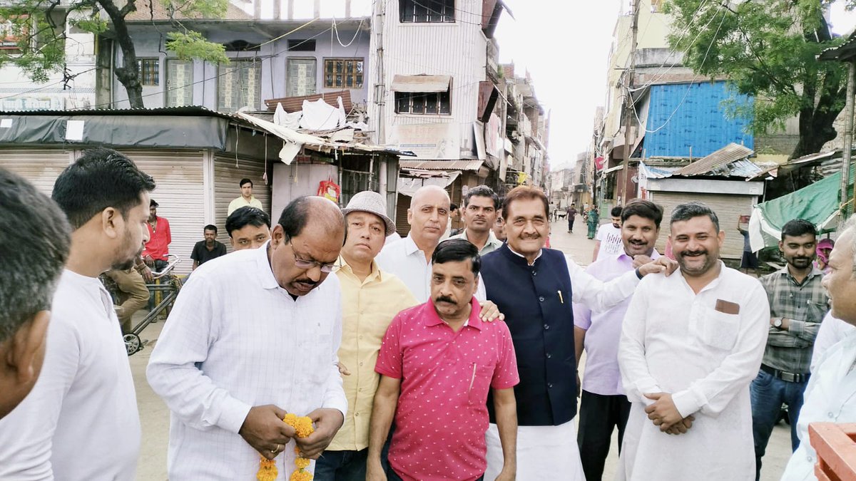 देश और दुनिया को अहिंसा, शांति, सद्भाव का मार्ग दिखाकर मानवता का कल्याण करने वाले राष्ट्रपिता महात्मा गांधी जी की जयंती के अवसर पर गांधी चौराहा,अमरपाटन स्थित उनकी प्रतिमा पर माल्यार्पण कर श्रद्धा सुमन अर्पित किया।
#GandhiJayanti2023
#mahatmagandhijayanti 
#MahatmaGandhi