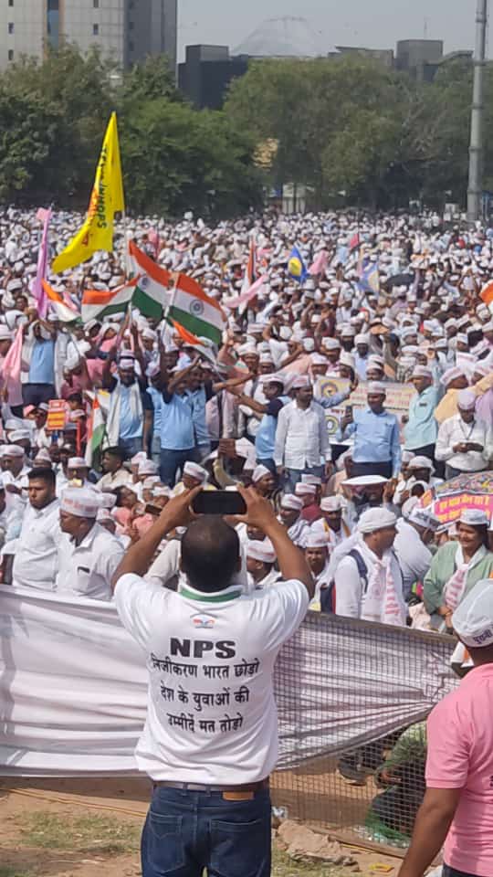 Deepali52732735's tweet photo. #onlyOPS 
 विजय कुमार बंधु जी के आवाहन पर देश का कर्मचारी रामलीला मैदान दिल्ली में लाखों लाख कर्मचारियों का रेला पुरानी पेंशन बहाली के लिए देश के प्रधानमंत्री जी से मांग करते हुए।।
#Restoreoldpenaion 
@PMOIndia 
@AnimeSam_ 
@vijaykbandhu @aajtak @Aamitabh2 @CMOfficeUP https://t.co/7icRkZ0Nrp