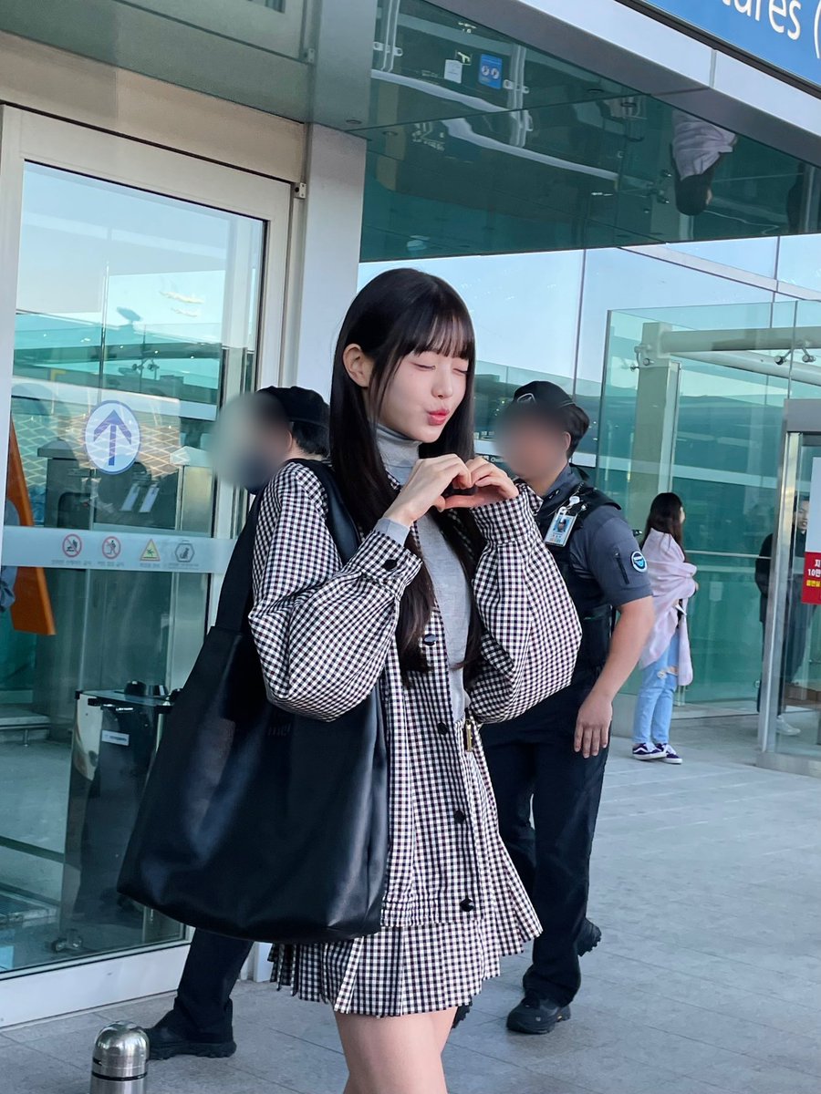 Foreverwy_0831's tweet photo. 장원영 오늘자 앞머리 기사사진 vs 홈마사진 vs 핸드폰직찍
🫳🏻☺️
🔗 https://t.co/1cvOTNGABs https://t.co/YAbomXuvfs