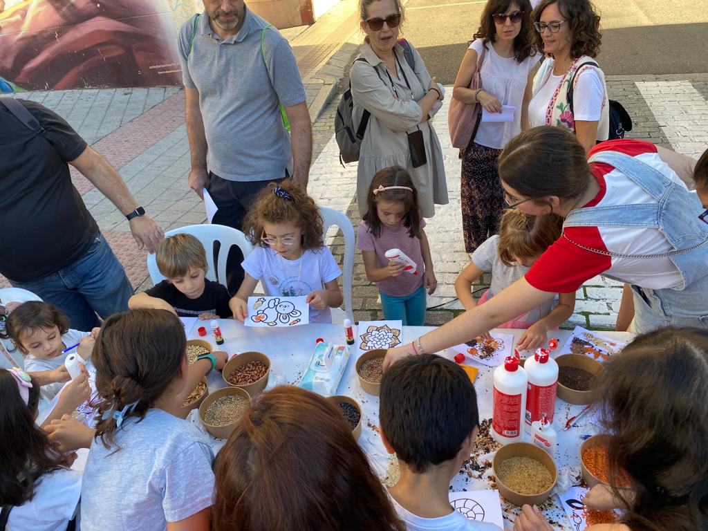 ¡Qué gran jornada vivimos el pasado viernes en la #NocheEuropeaDeLosInvestigadores! 

Muchísima gente y muchas ganas de aprender. Gracias al público por su interés y a nuestros investigadores por el esfuerzo. 🔬🧫🌱