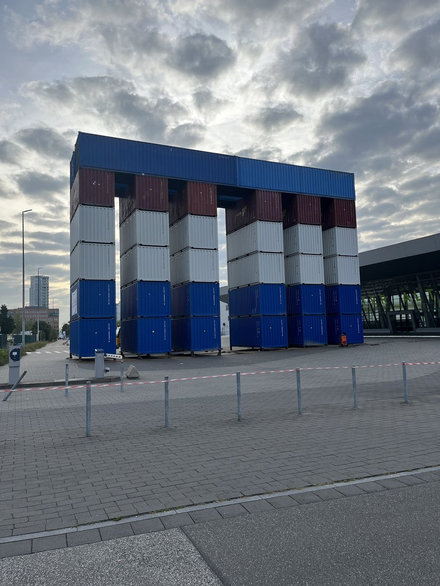 Hamburg hat jetzt auch ein Brandenburger Tor. Müsste aber wohl eher Cuxhavener Tor heißen