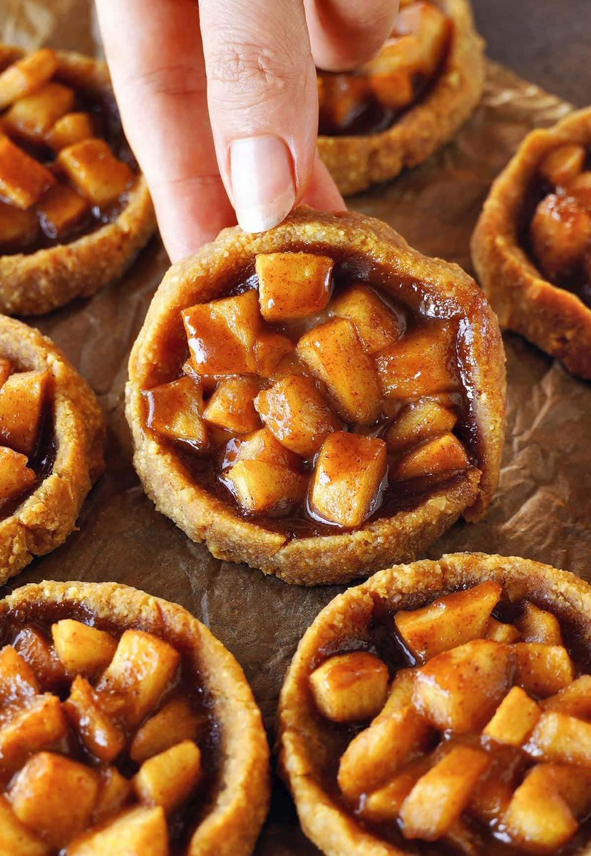These apple pie cookies are the perfect fall treat made with almond flour and other healthy ingredients like pumpkin and apples. 😍
📌Recipe: elavegan.com/apple-pie-cook…
#Elavegan
#veganrecipe
#glutenfree
#applepiecookies