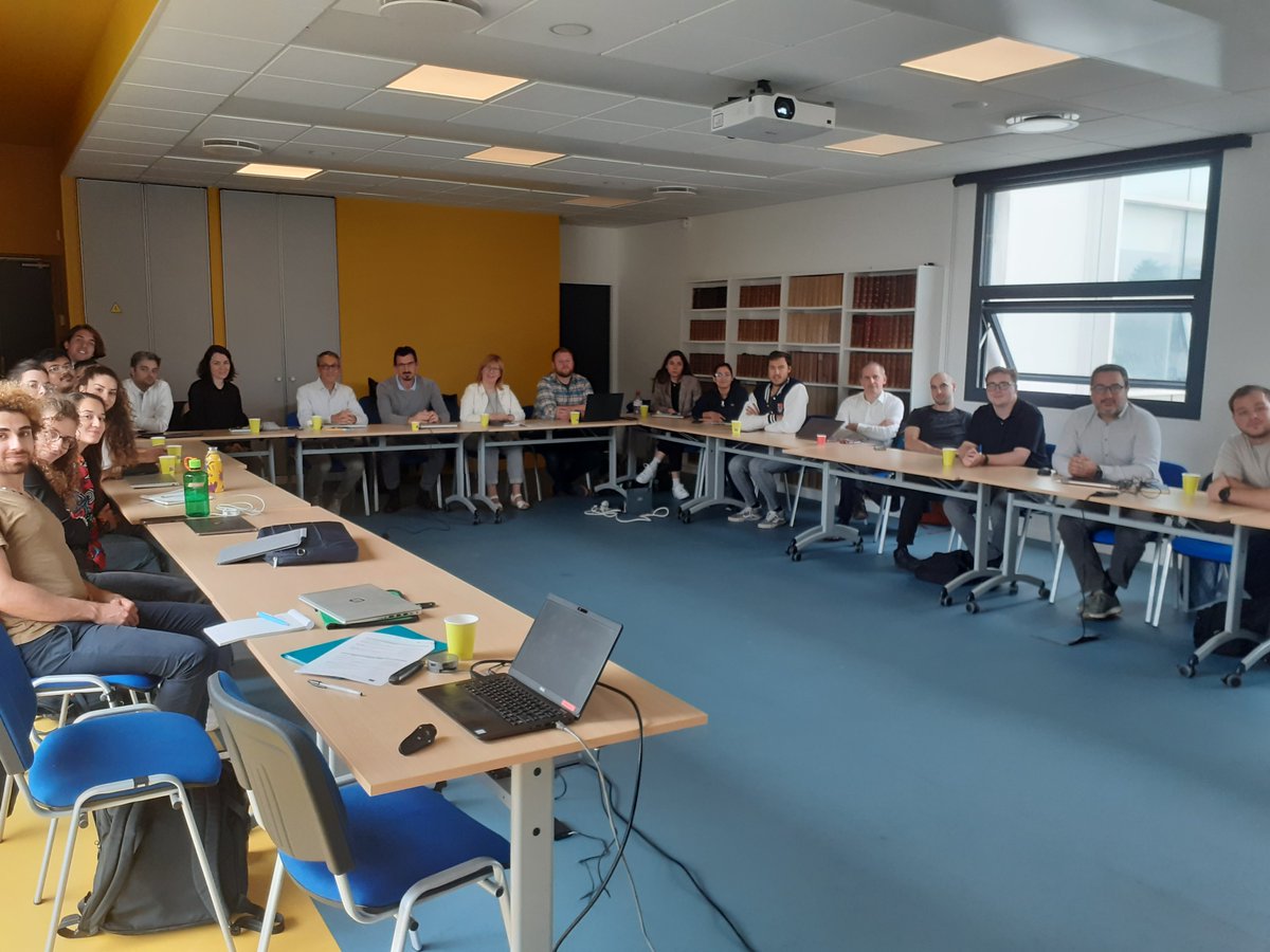 HEL4CHIROLED tweet media