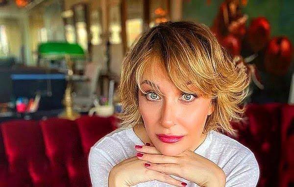 Gülse Birsel kalemine Sağlık 

HADİ LAN!!
Karacıların komutanı tatbikat sırasında bir asker çağırmış. Asker:

-"Emret komutanım" diyerek yanına gitmiş.
Komutanı yere yatmasını istemiş. Daha sonra da bir tanka askerin üzerinden geçmesi için emir vermiş. Asker kılını bile