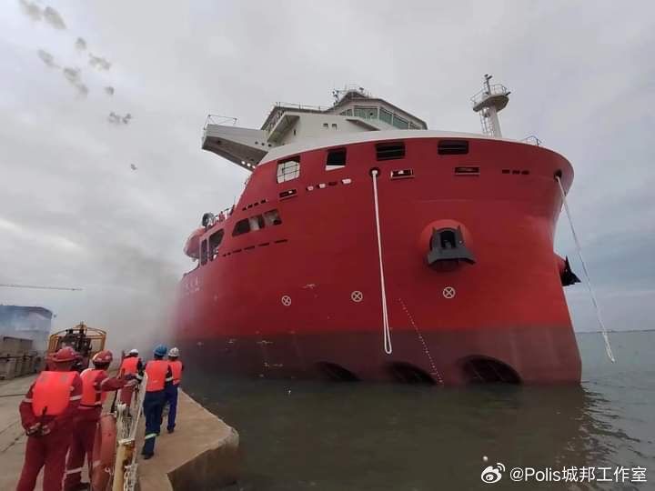 CNSAWatcher's tweet photo. Debut of new sea launch platform in Haiyang, Shandong! It supports both solid and liquid rocket launch, and has the length of 162.5m, width of 40m. Source: https://t.co/yCTjyF2Q6D https://t.co/62h4RhOKfA
