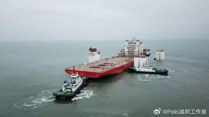 CNSAWatcher's tweet photo. Debut of new sea launch platform in Haiyang, Shandong! It supports both solid and liquid rocket launch, and has the length of 162.5m, width of 40m. Source: https://t.co/yCTjyF2Q6D https://t.co/62h4RhOKfA