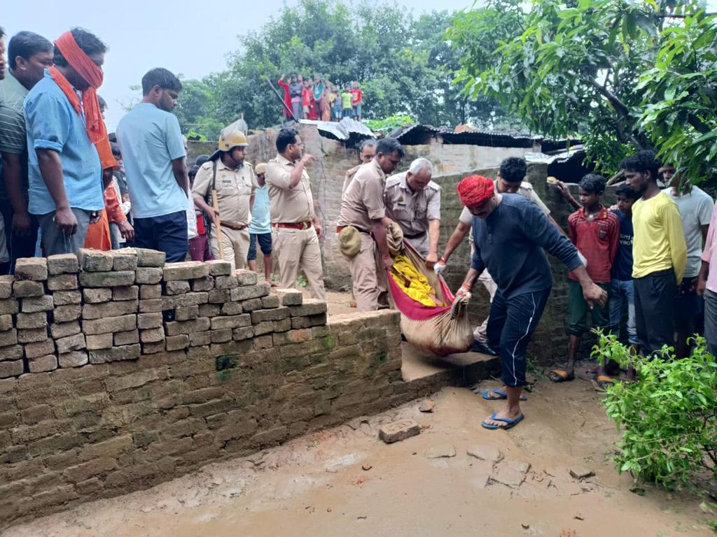 SouvikKumarGho1's tweet image. Another #ModiModel 'Ram-Rajja'
#YogiKaNayaUP
Six people, including a former district panchayat member, were shot dead and their throats slit in #UttarPradesh's #Deoria.
This incident is due to a land dispute.
SHAME ON @myogiadityanath
#UP #NeverVoteBJP
#Bapu #MahatmaGandhi