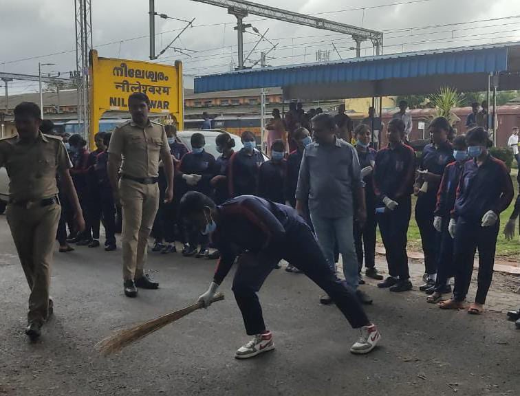 NCC_KER_LAK_DTE's tweet photo. Cadets of 9 K NU cleaning Neeleswaram Rly station on Gandhi Jayanti https://t.co/oDwIRxuPSf