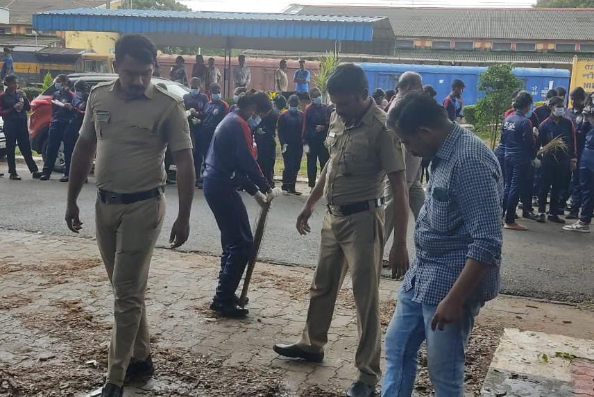 NCC_KER_LAK_DTE's tweet photo. Cadets of 9 K NU cleaning Neeleswaram Rly station on Gandhi Jayanti https://t.co/oDwIRxuPSf