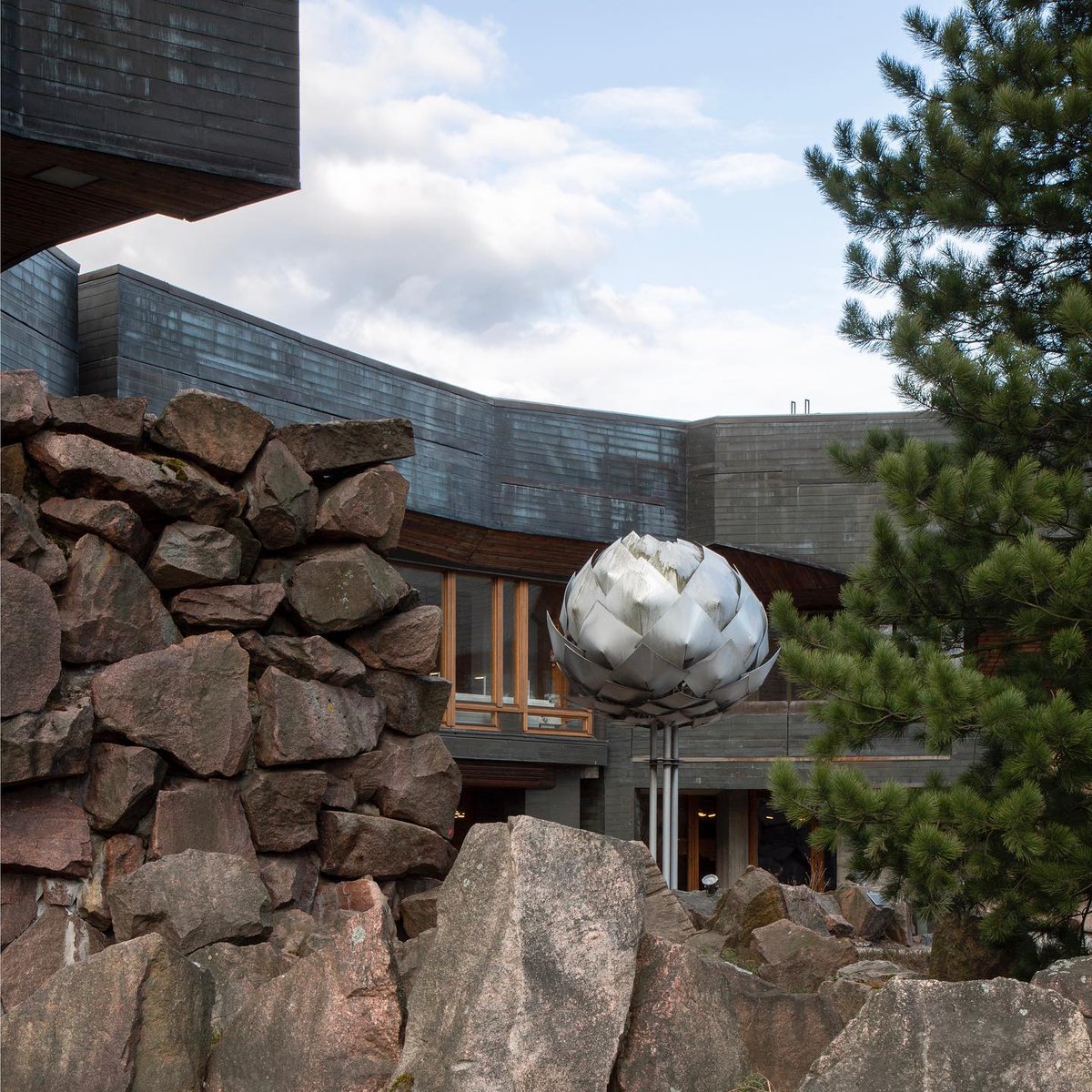 AaltoUniversity's tweet photo. It's #WorldArchitectureDay and we're looking to Reima Pietilä and Aalto's #Dipoli building! Completed in 1966, it served as the student house for Helsinki University of Technology and now stands as a centerpoint of campus. Photos: Esa Kapila
#ReimaPietila #AaltoARTS https://t.co/jA4sx96i8O