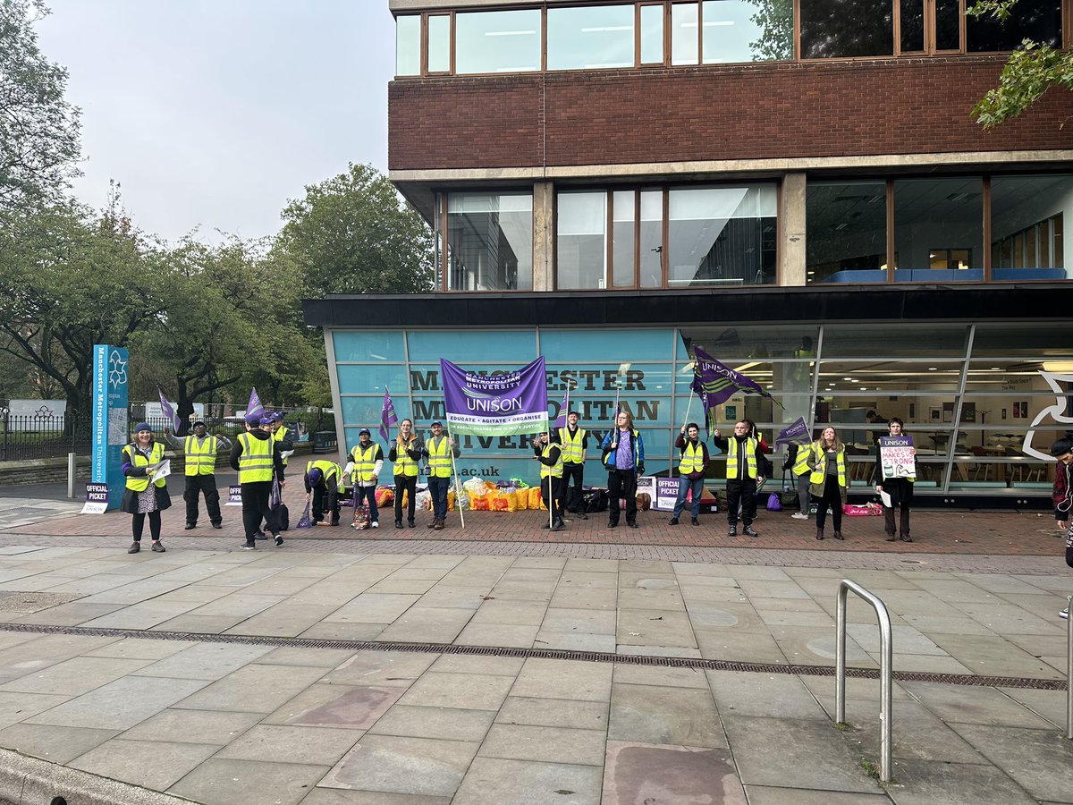 clizanne's tweet photo. Out on the picket with @UNISONmmu today. Striking @NorthWestUNISON members, fighting for fair pay https://t.co/zqVFHT5MDp