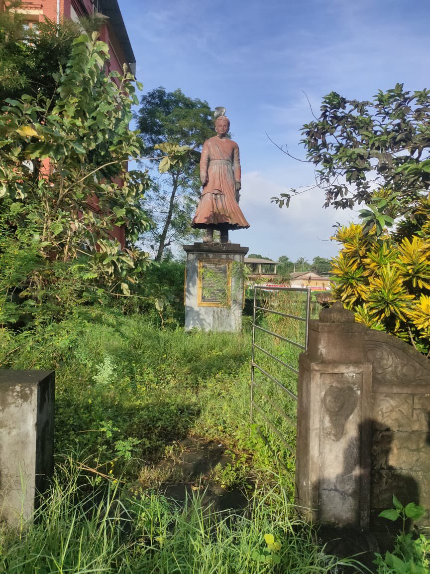 NCC_KER_LAK_DTE's tweet photo. On the Occasion of the Gandhi Jayanthi, SD College NCC cadets cleaned the Raja Kesavdas Statue premises https://t.co/BOhB0Iv0pv