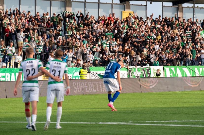 Otrolig bild!

Max Larsson och Patric Åslund. 

VSKs youngsters. Via akademin och nu två bärande spelare i ett serieledande <a href="/VSKFotboll/">VSK Fotboll</a> som gasar mot Allsvenskan.
