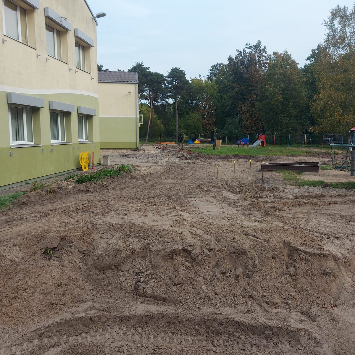 PII “Margrietiņa” šonedēļ turpinās sadzīves kanalizācijas tīklu izbūve, paralēli uzsākot arī lietus ūdens kanalizācijas izbūvi. Plašāk par plānotajiem teritorijas labiekārtošanas darbiem lasi 🔎 saite.lv/obZ