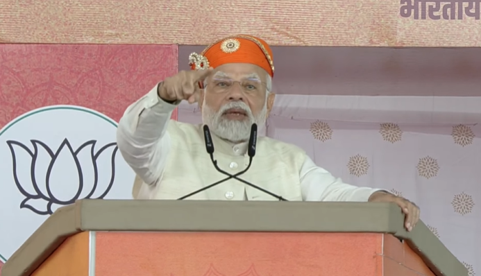 BJP4India's tweet photo. राजस्थान बड़े विश्वास और भरोसे से कह रहा है -

भाजपा आएगी, गुंडागर्दी जाएगी।
भाजपा आएगी, दंगे रुकवायेगी।
भाजपा आएगी, पत्थरबाजी रुकवायेगी।
भाजपा आएगी, बेईमानी रुकवायेगी।
भाजपा आएगी, महिला सुरक्षा लाएगी।
भाजपा आएगी, रोजगार लाएगी।
भाजपा आएगी, समृद्ध राजस्थान बनाएगी।

- पीएम @narendramodi 

#मोदीमय_राजस्थान