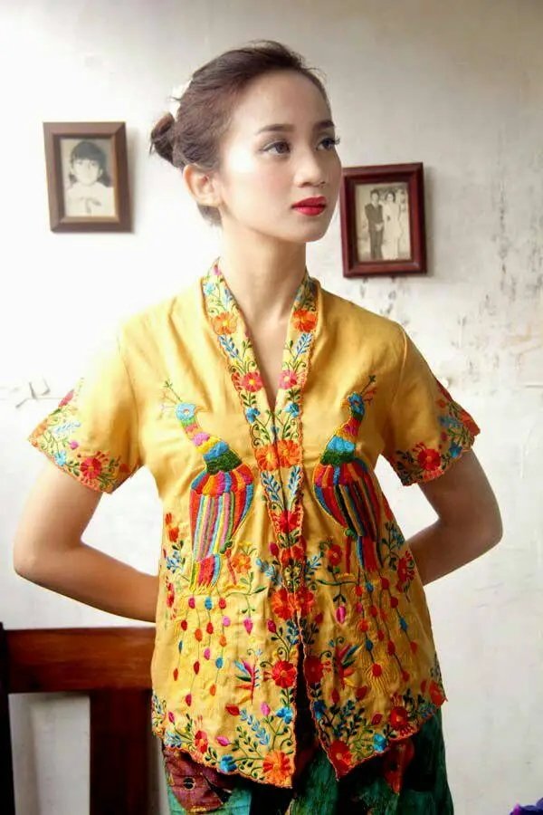 Ga ada urusan dengan aurat, hijab! Ini adalah budaya bangsaku. Akan senantiasa ku jaga dan ku peluk!
Selamat hari batik nasional 2 oktober 2023